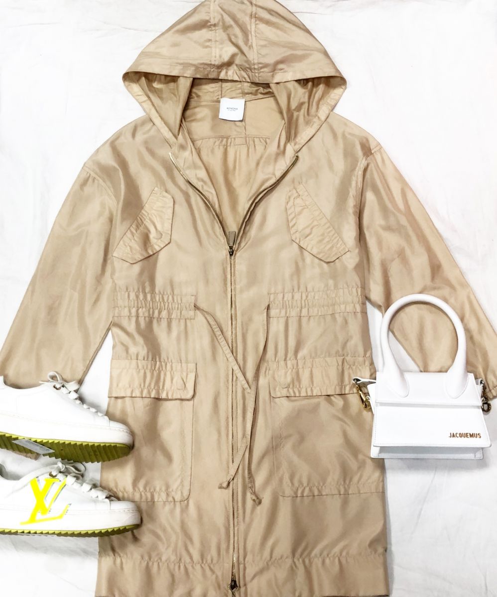 Парка Agnona размер S цена 28 179 руб 
Кеды Louis Vuitton размер 36 цена 23 483 руб 
Сумочка Jacquemus