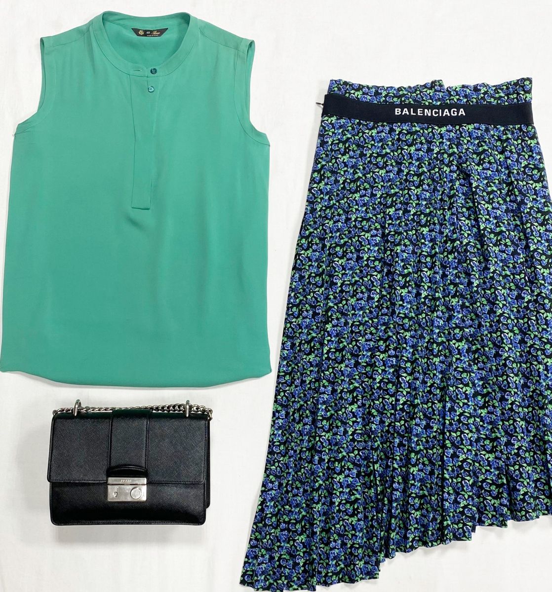 Юбка Balenciaga размер 36 цена 15 655 руб
Топ Loro Piana размер 40 цена 15 655 руб
Сумка Prada 