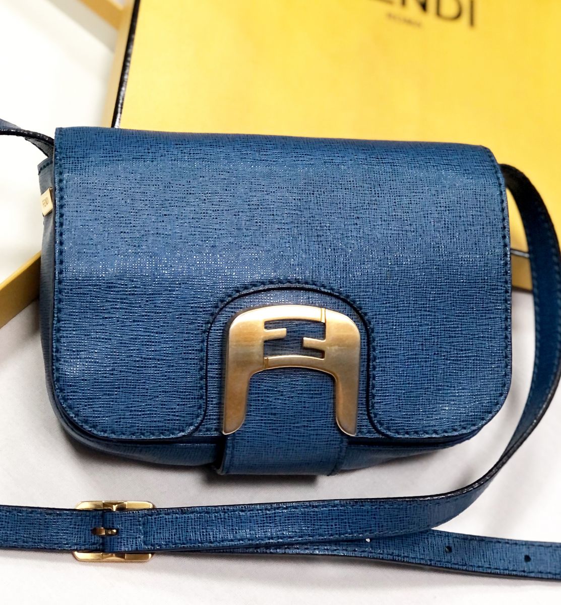 Сумочка Fendi размер 17/12 цена 23 483 руб

