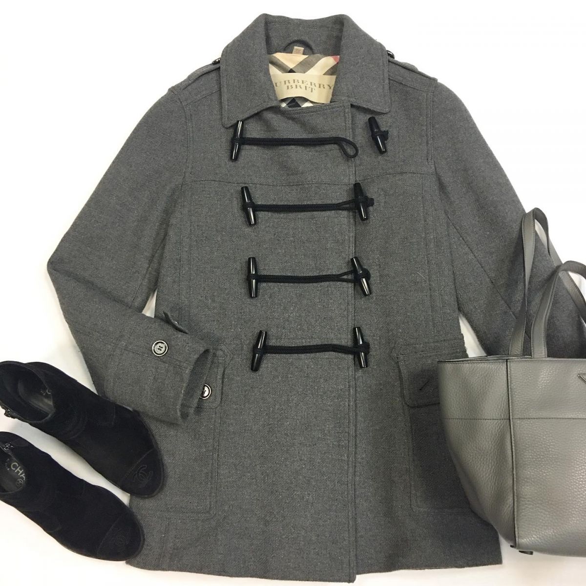 Пальто Burberry  размер 44 цена 15 385 руб Ботинки Chanel  размер 39.5 цена 13 847 руб Сумка Prada