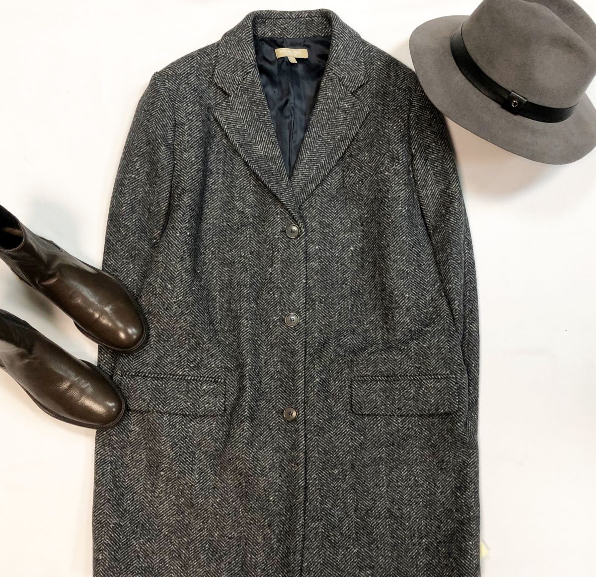 Кейп Michael Kors размер 8 цена 30 770 руб
Ботинки Brunello Cucinelli размер 36 цена 30 770 руб