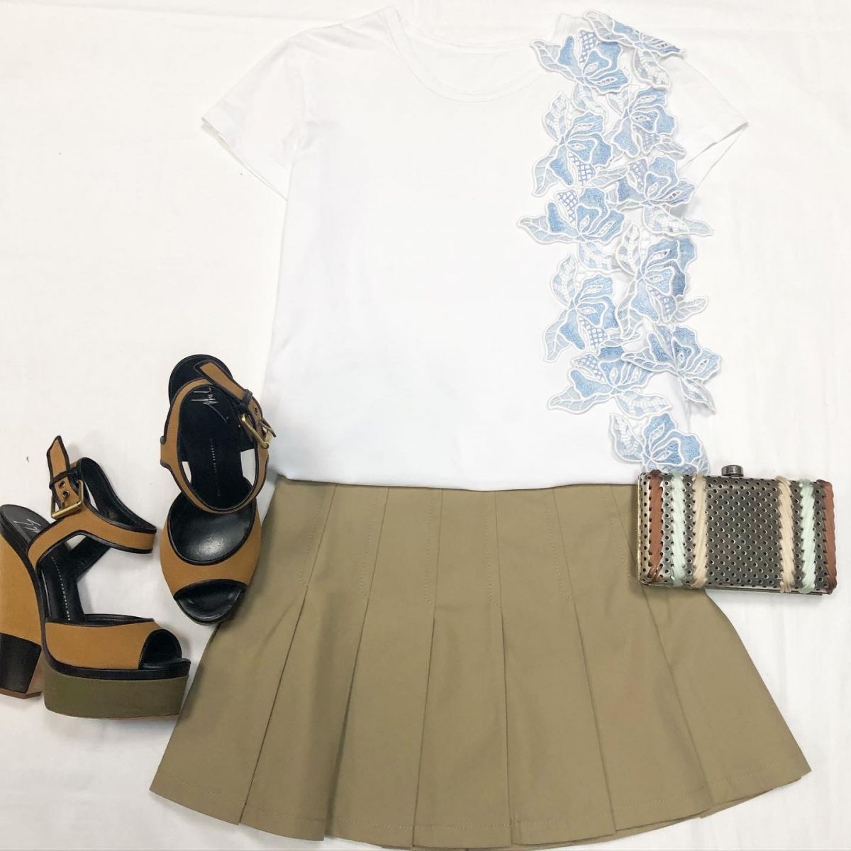 Футболка N21 размер S цена 2 308 руб Юбка Christian Dior размер 36/40 цена 15 385 руб Клатч Stella McCartney