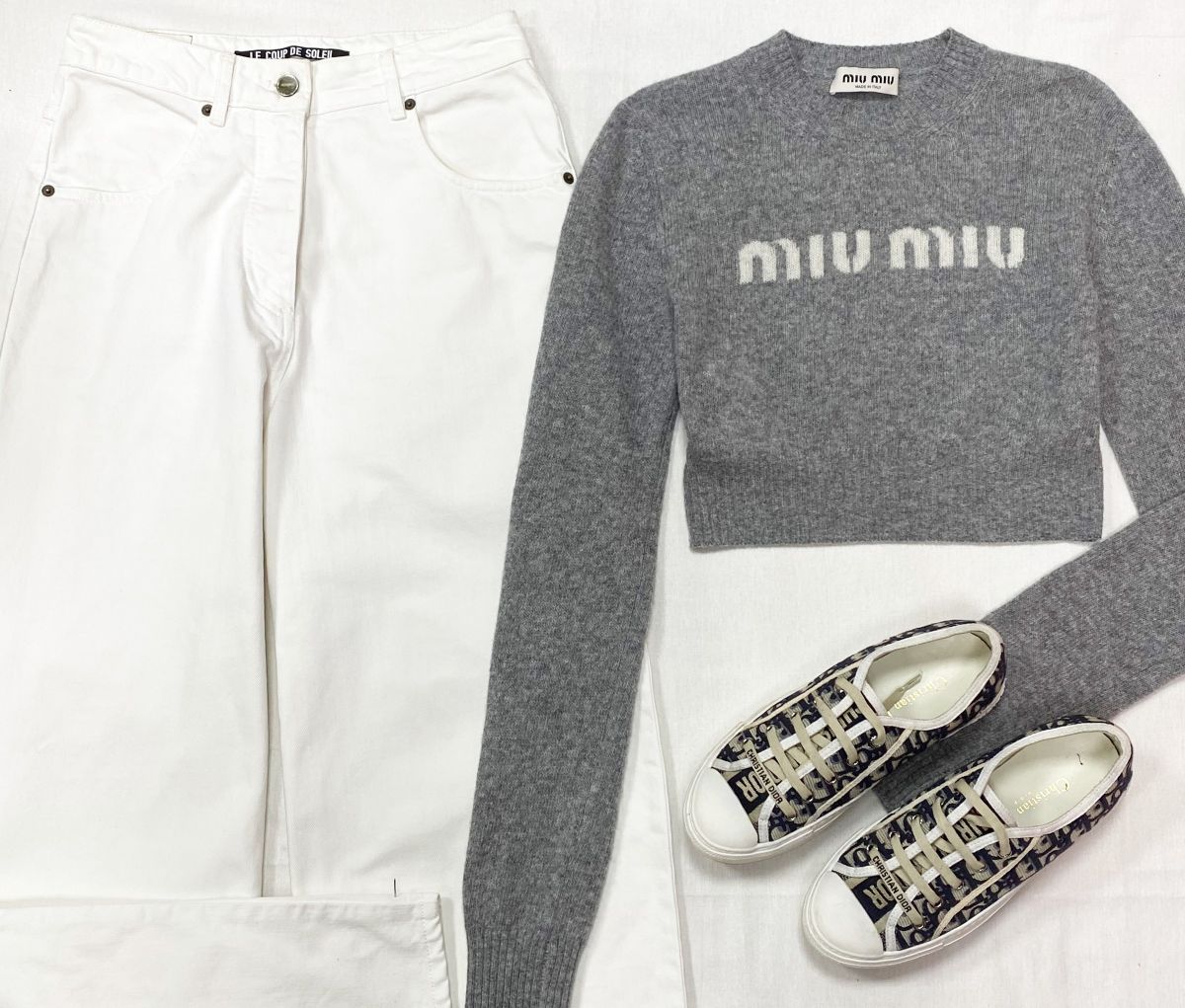 Кофта Miu Miu размер S цена 23 483 руб 
Джинсы Jacquemus размер 25 цена 15 655 руб 
Кеды Christian Dior размер 37 цена 31 310 руб