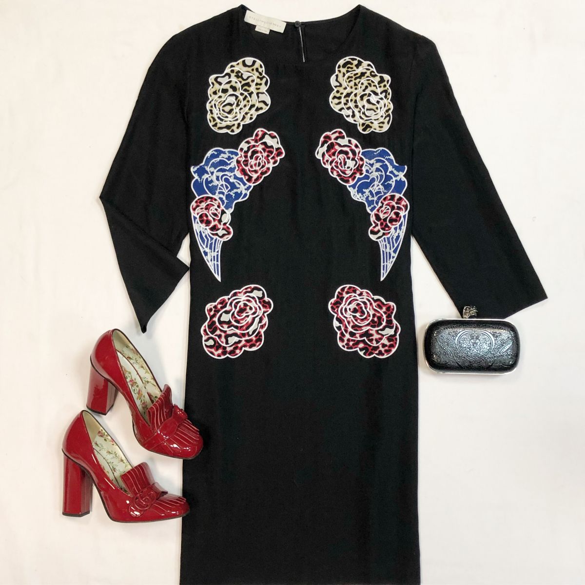 Платье Stella McCartney размер 46 цена 15 385 рубТуфли Gucci размер 39 цена 23 078 рубКлатч Alexander Mqueen