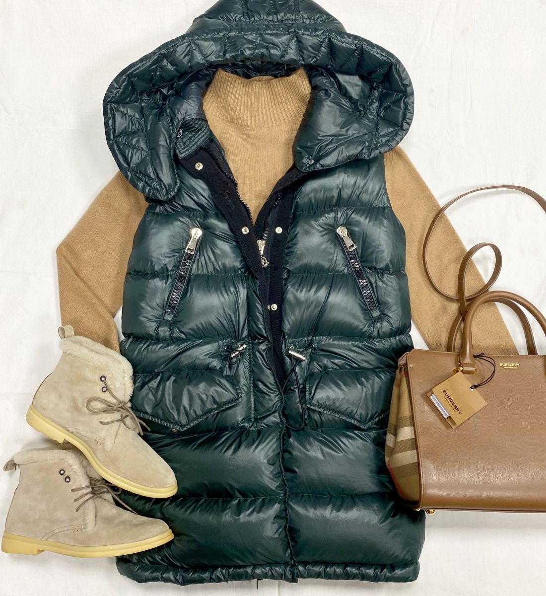 Жилет / пух / Moncler размер 2 цена 30 770 руб 
Свитер S’Max Mara размер 40 цена 4 616 руб 
Ботинки / на меху / Loro Piana размер 38.5 цена 76 925 руб 
Сумка Burberry
