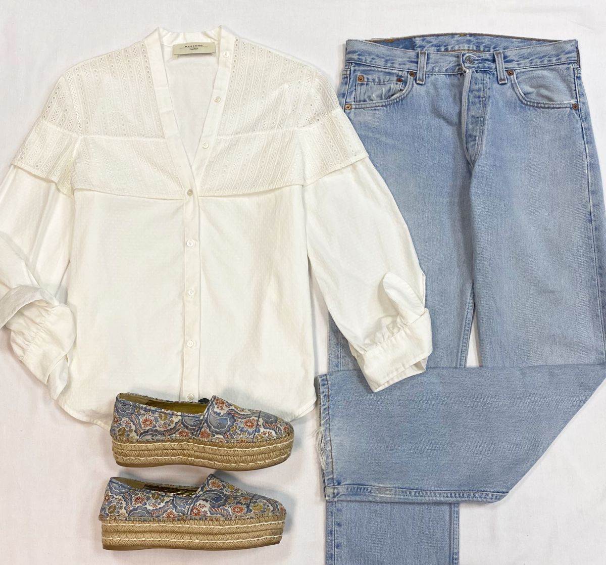 Блузка Weekend размер 38 цена 4 616 руб
Джинсы Levi’s размер 30 цена 4 616 руб
Эспадрильи Prada размер 39 цена 9 231 руб 