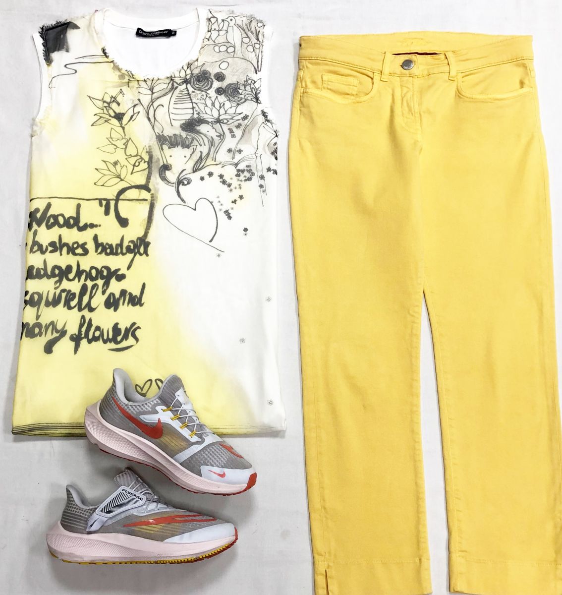 Туника Dolce Gabbana размер 38 цена 9 393 рубДжинсы размер 42 цена 15 655 рубКроссовки Nike размер 38 цена 7 828 руб