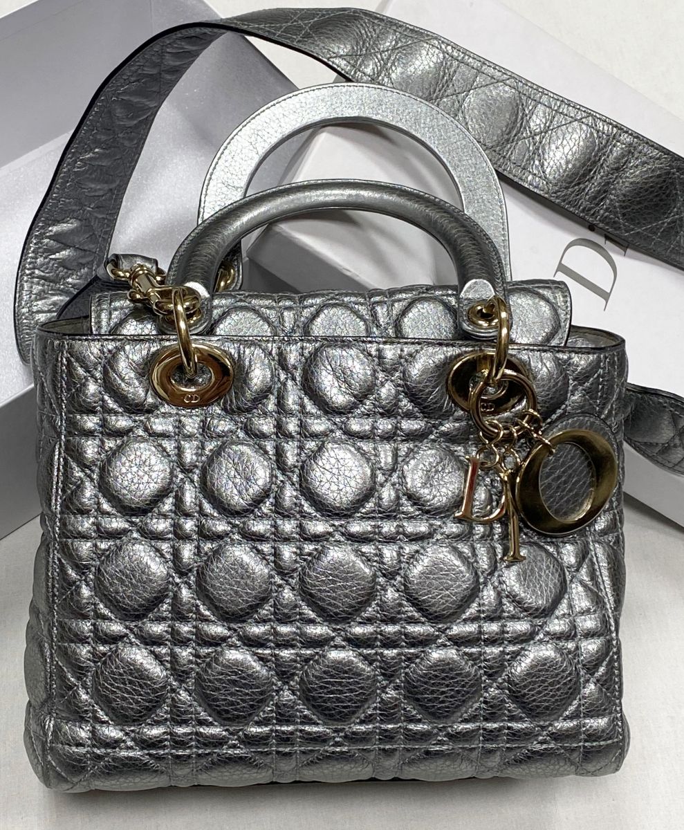 Сумка Christian Dior размер 24/20 цена 109
585 руб