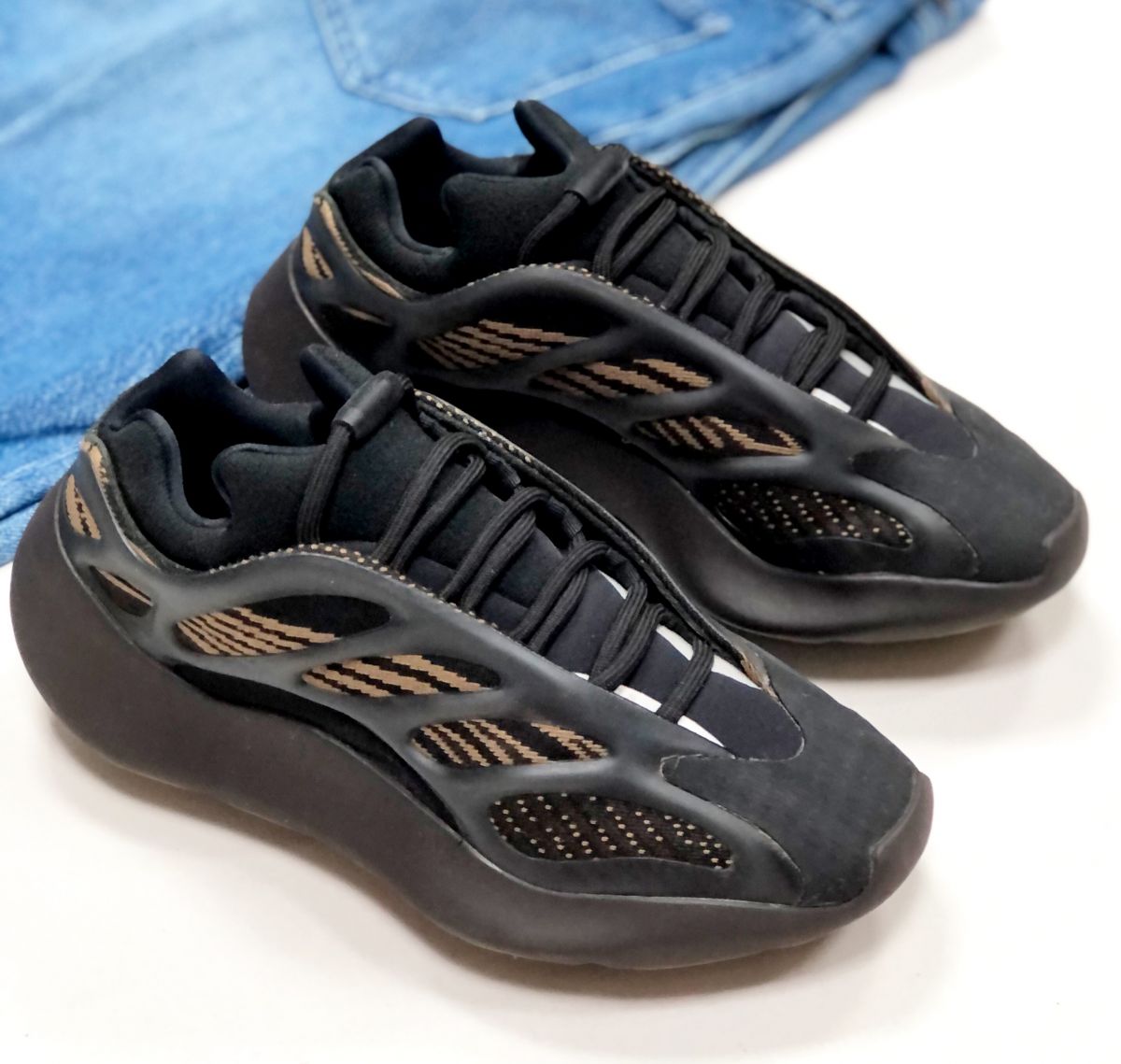 Кроссовки Adidas Yeezy размер 39.5 цена 7 828 руб