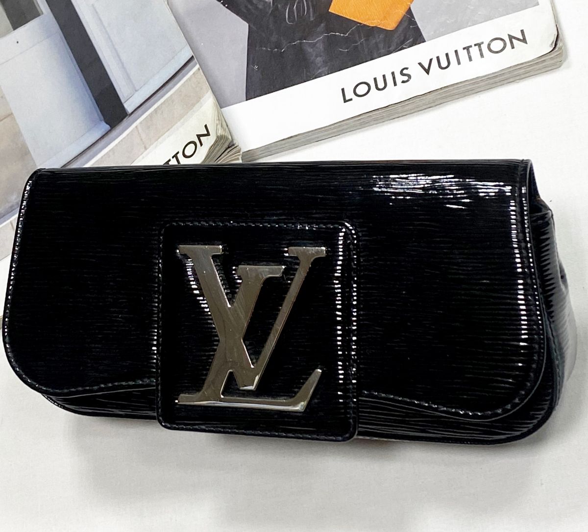 Клатч Louis Vuitton размер 25/10 цена 39 138 руб
