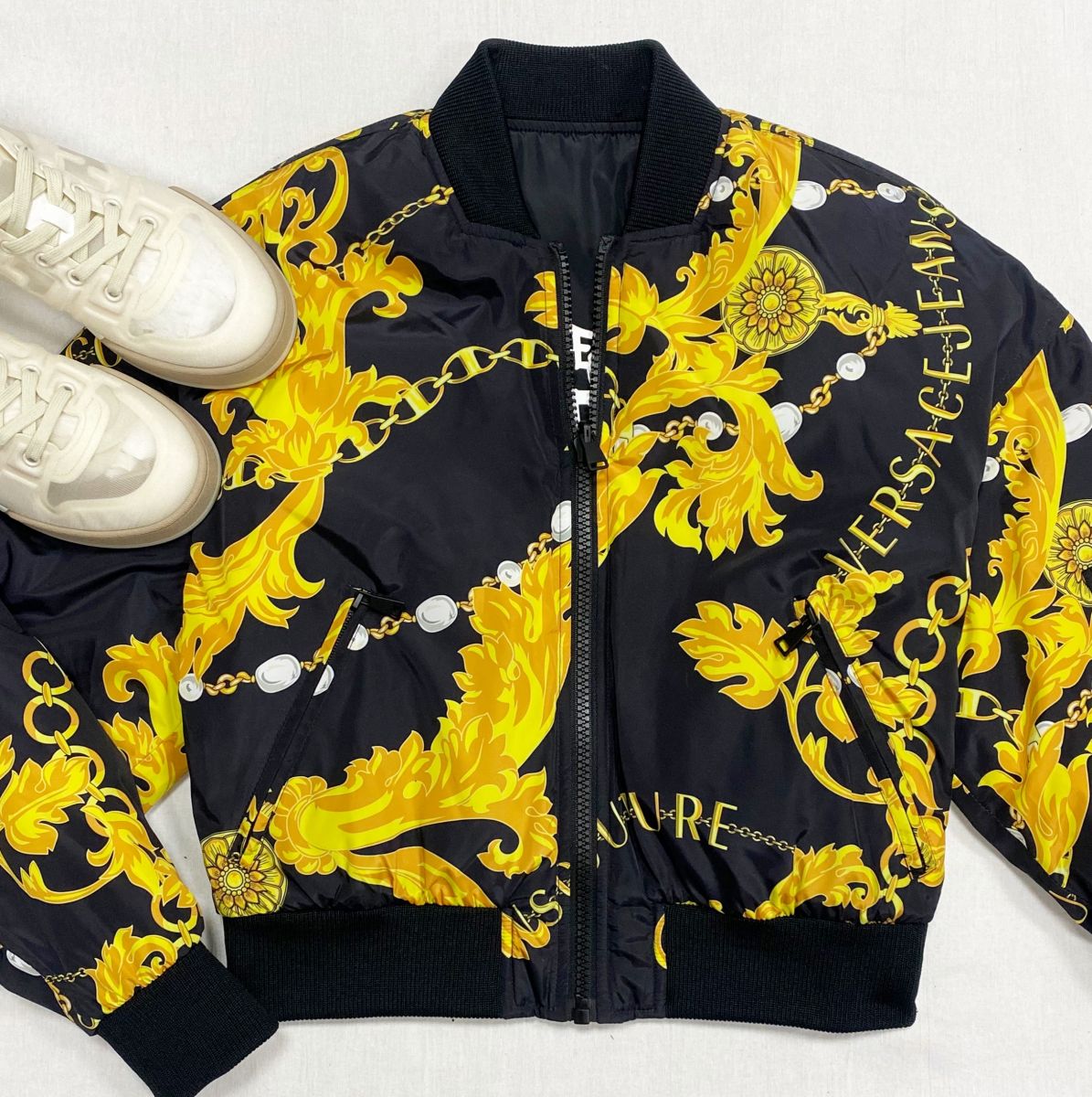 Куртка/ двухсторонняя/ Versace размер 40 цена 31 310 руб
Кеды Fendi размер 39 цена 54 793 руб