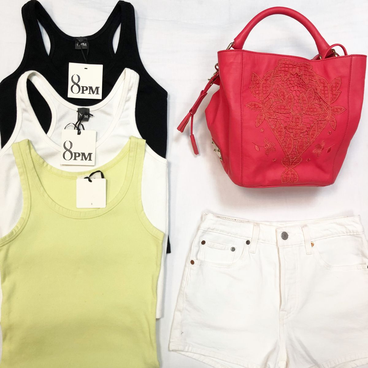 Майки 8РМ/VICOLO размер S цена 2 308 руб и по 6 154 руб /с ценником/ 
Шорты Levi’s Strauss &amp; Co размер S цена 3 077 руб 
Сумка BLUMARINE