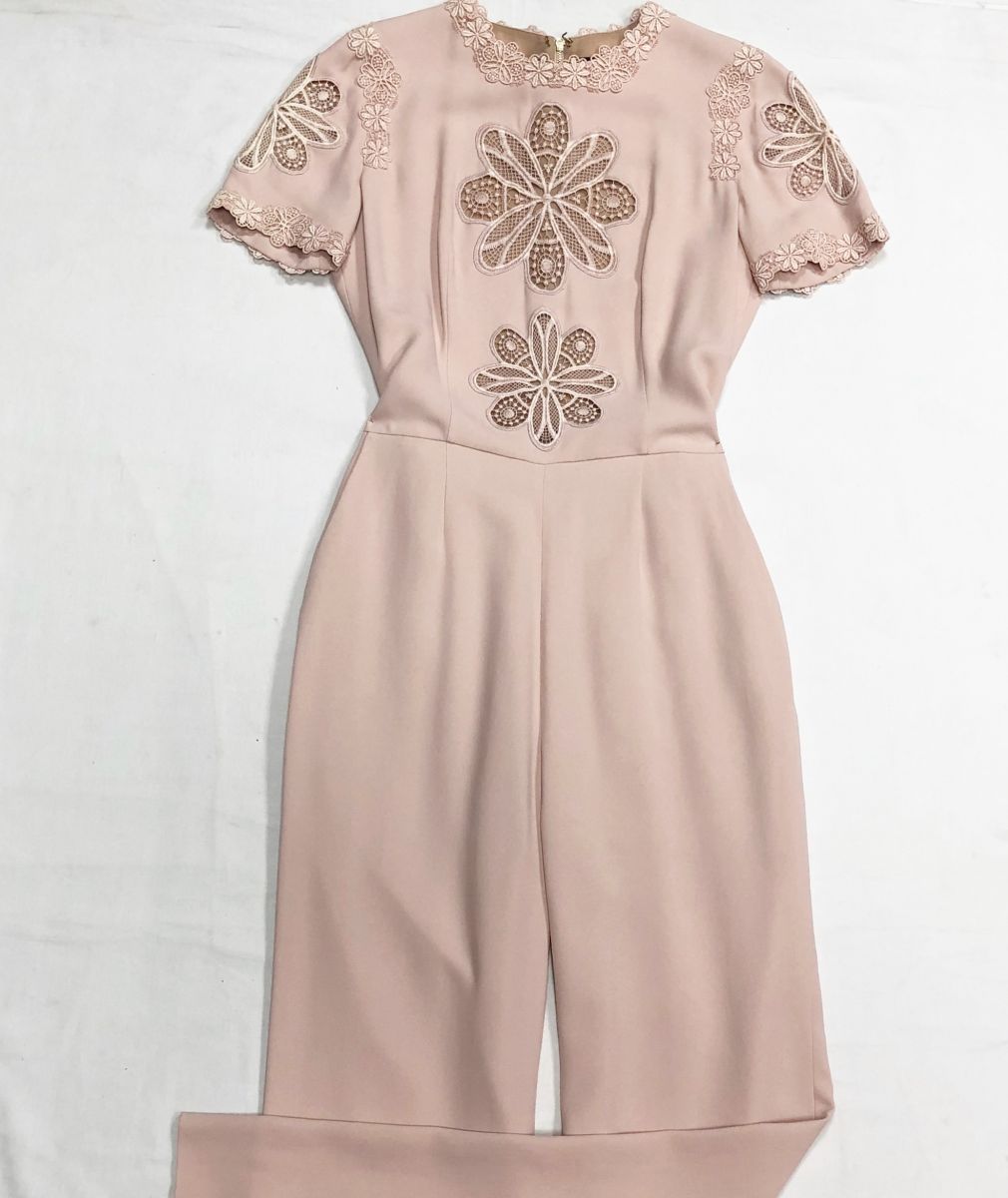 Комбинезон / шитье/ ELIE Saab размер 40 цена 62 620 руб
Туфли Gianvito Rossi размер 39 цена 15 655 руб
Сумка Christian Dior