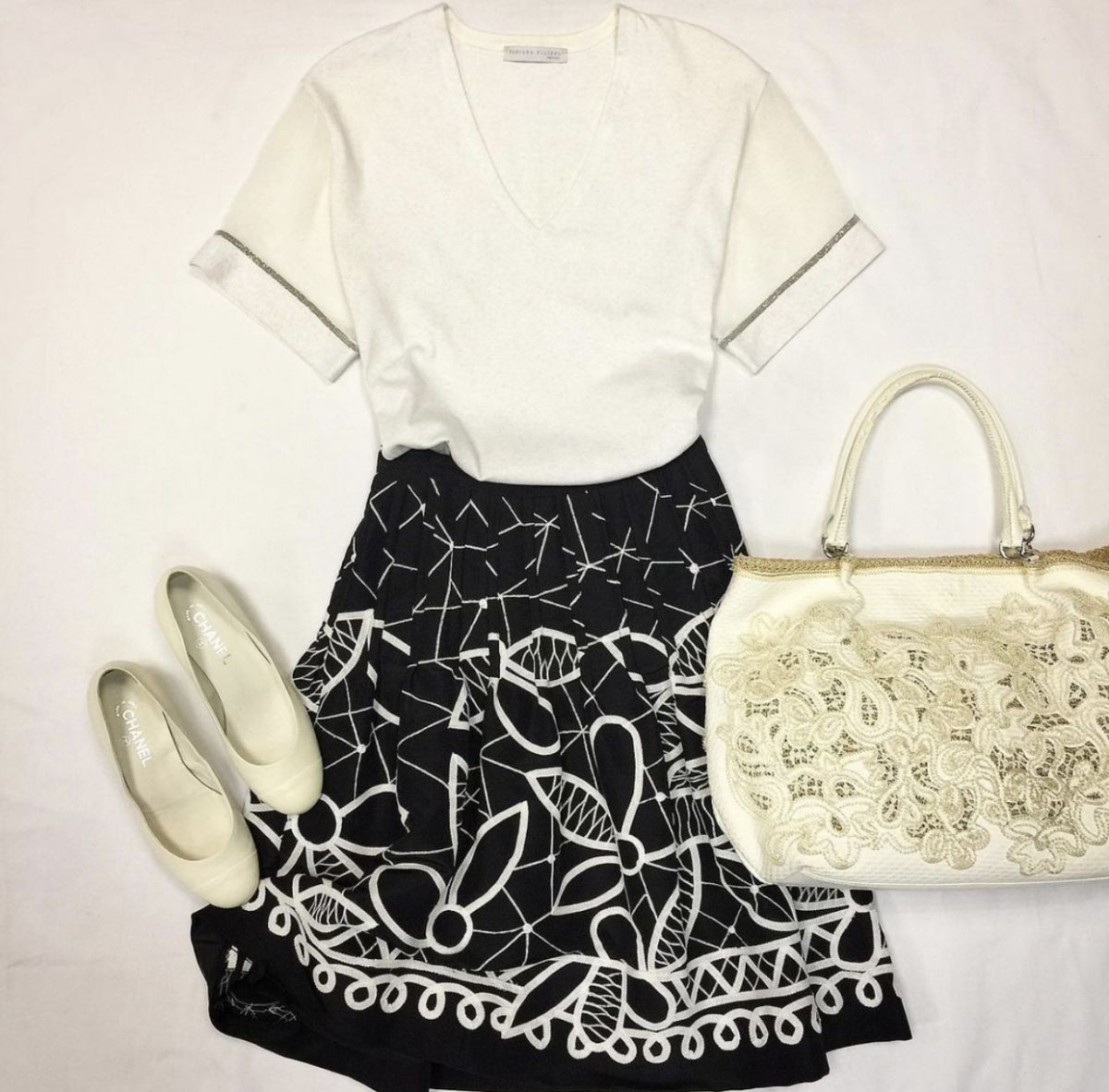 Кофта Fabiana Filippi  размер XS цена 9 231 руб Юбка Oscar De La Renta  размер 2 / 42 / цена 10 770 руб Туфли Chanel  размер 39 цена 18 463 руб Сумка Ermanno Scervino