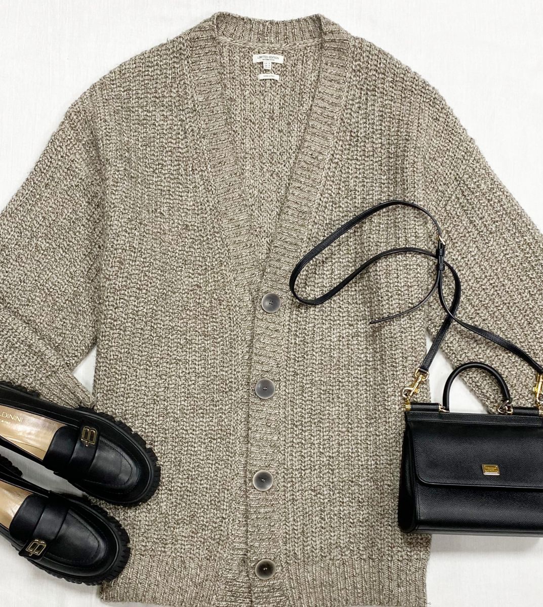 Кардиган размер S цена 10 959 руб
Лоферы Baldinini размер 37 цена 15 655 руб
Сумка Dolce Gabbana 
