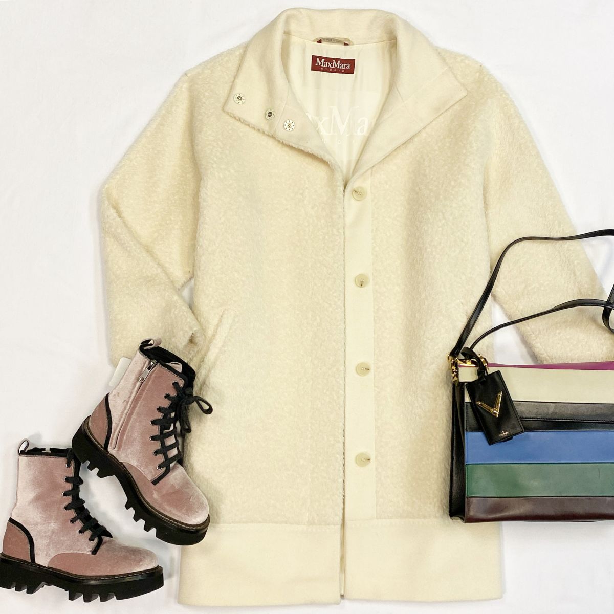 Пальто MAXMARA  размер 44 цена 15 385 рубБотинки BRUNELLO CUCINELLI  размер 37 цена 46 155 рубСумка VALENTINO 