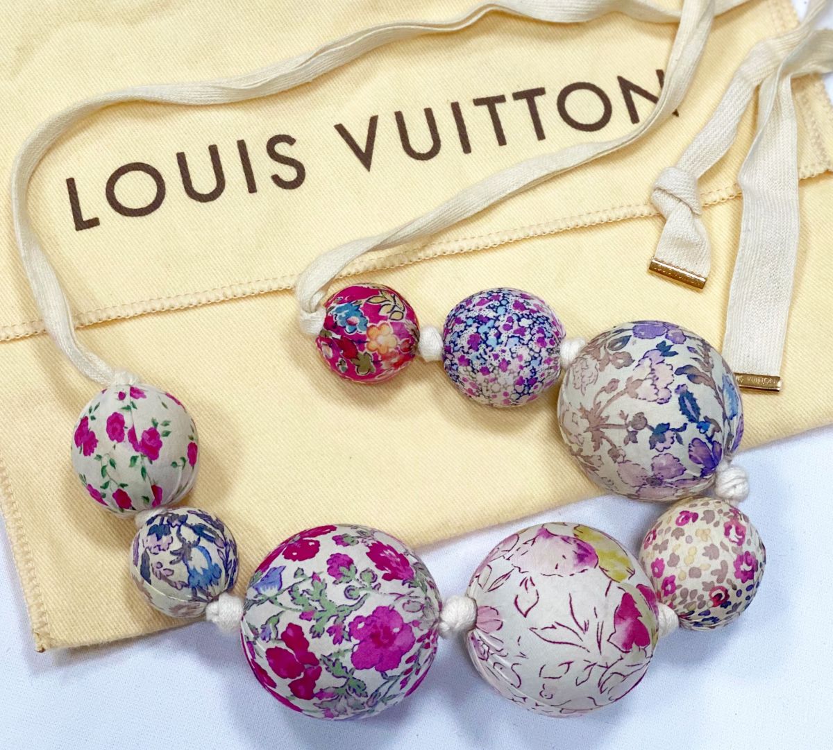 Бусы Louis Vuitton цена 15 655 руб