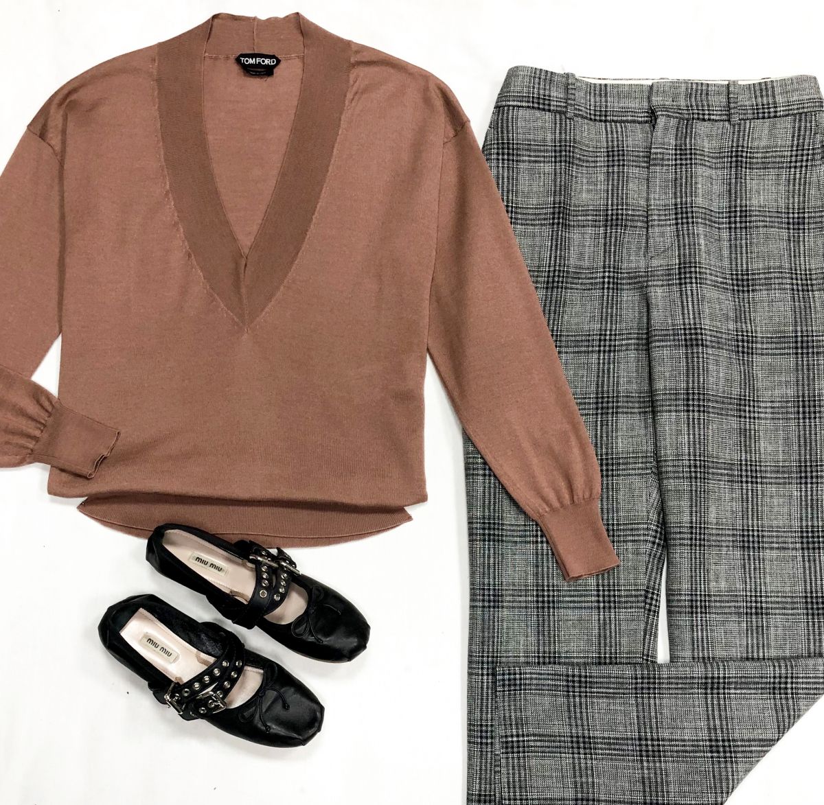 Кофта Tom Ford размер S цена 15 655 руб
Брюки Isabel Marant размер 40 цена 10 959 руб
Балетки Miu Miu размер 38.5 цена 18 786 руб