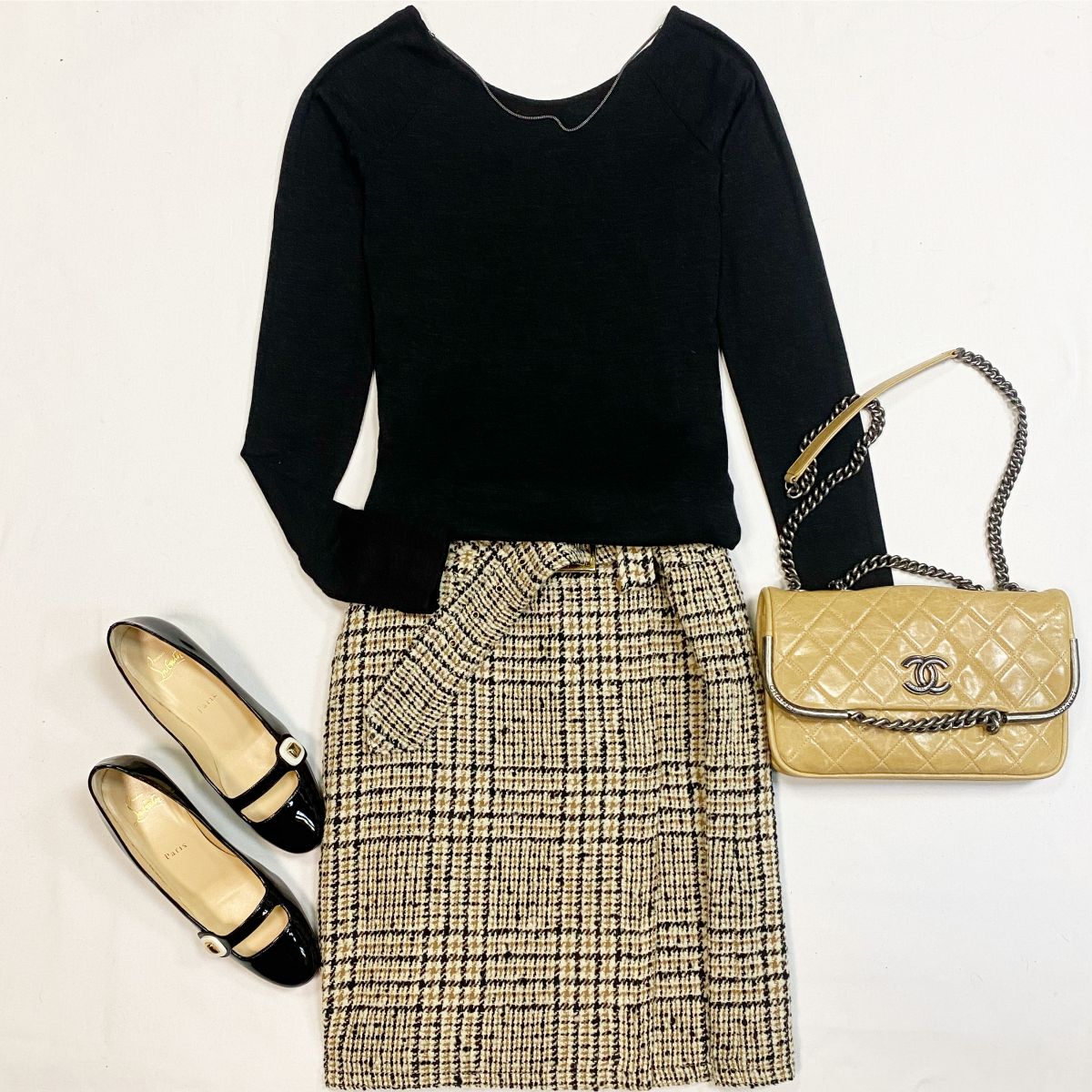 Кофта Brunello Cucinelli размер M цена 4 616 рубЮбка Dolce Gabbana размер 40 цена 4 616 рубТуфли Louboutin размер 38 цена 23 078 рубСумка Chanel