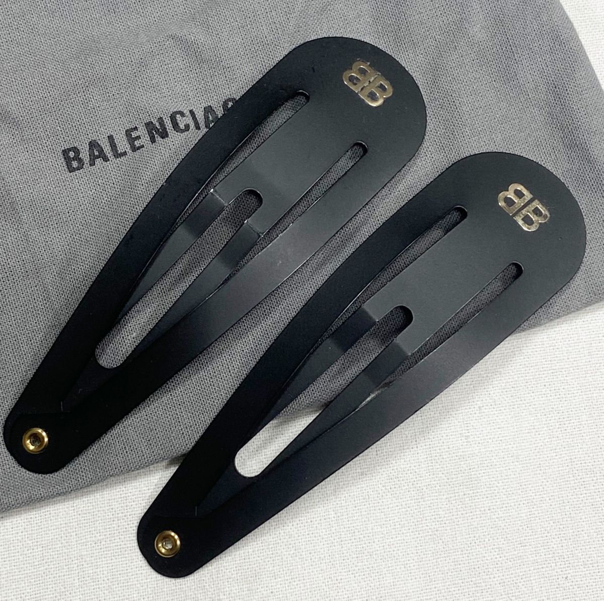 Заколки Balenciaga цена 23 483 руб