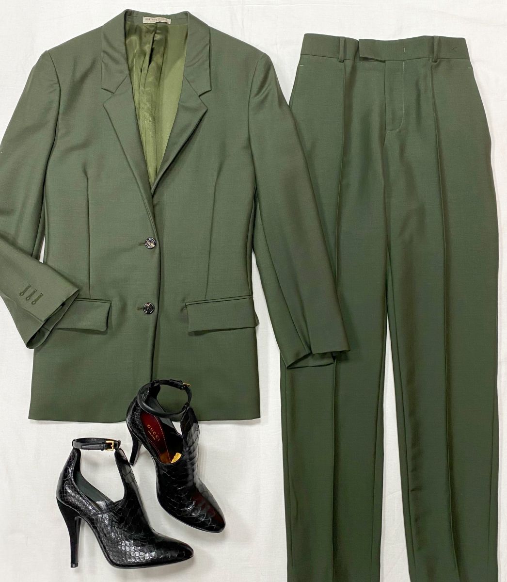 Костюм Bottega Veneta размер  38 цена 23 483 руб 
Туфли Gucci размер 37.5 цена 23 483 руб