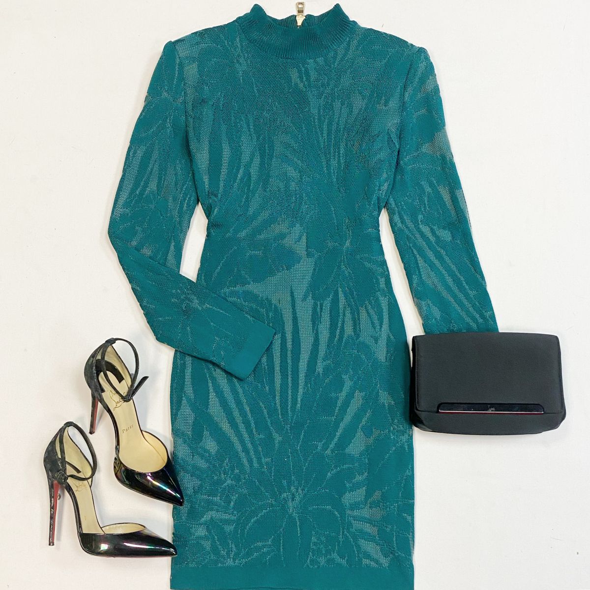 Платье Balmain размер 36 цена 23 078 рубТуфли Louboutin размер 37 цена 18 462 рубКлатч Louboutin