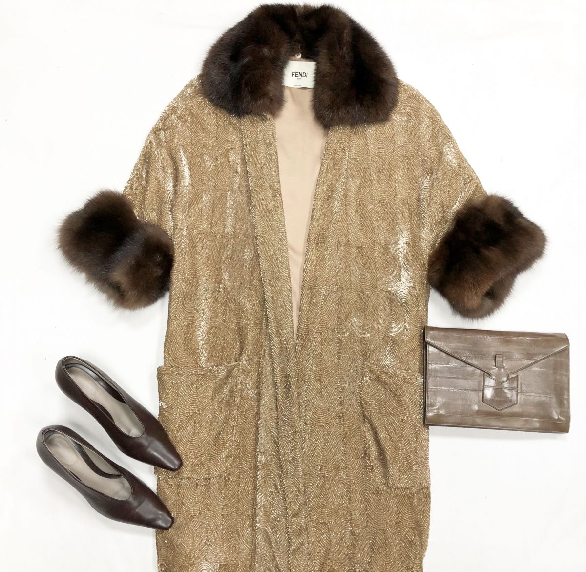 Пальто/отделка мех Соболь / пайетки/ Fendi размер 40 цена 30 770 руб Туфли BOTTEGA VENETA размер 37 цена 15 385 рубКлатч Ysl