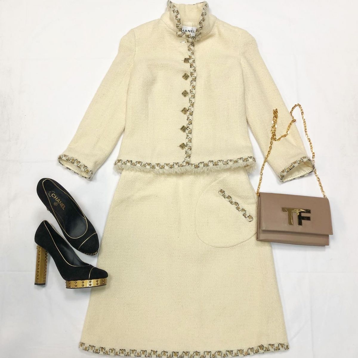 Костюм Chanel размер 36 цена 153 847 руб 
Сумка Tom Ford 