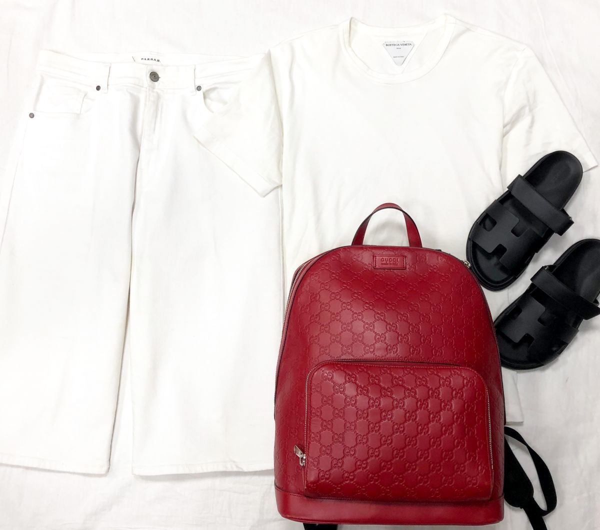 Футболка BOTTEGA VENETA размер М цена 15 655 руб 
Шорты PAROSH размер L цена 7 828 руб 
Сабо HERMES размер 39.5 цена 140 895 руб /новые/ 
Рюкзак GUCCI