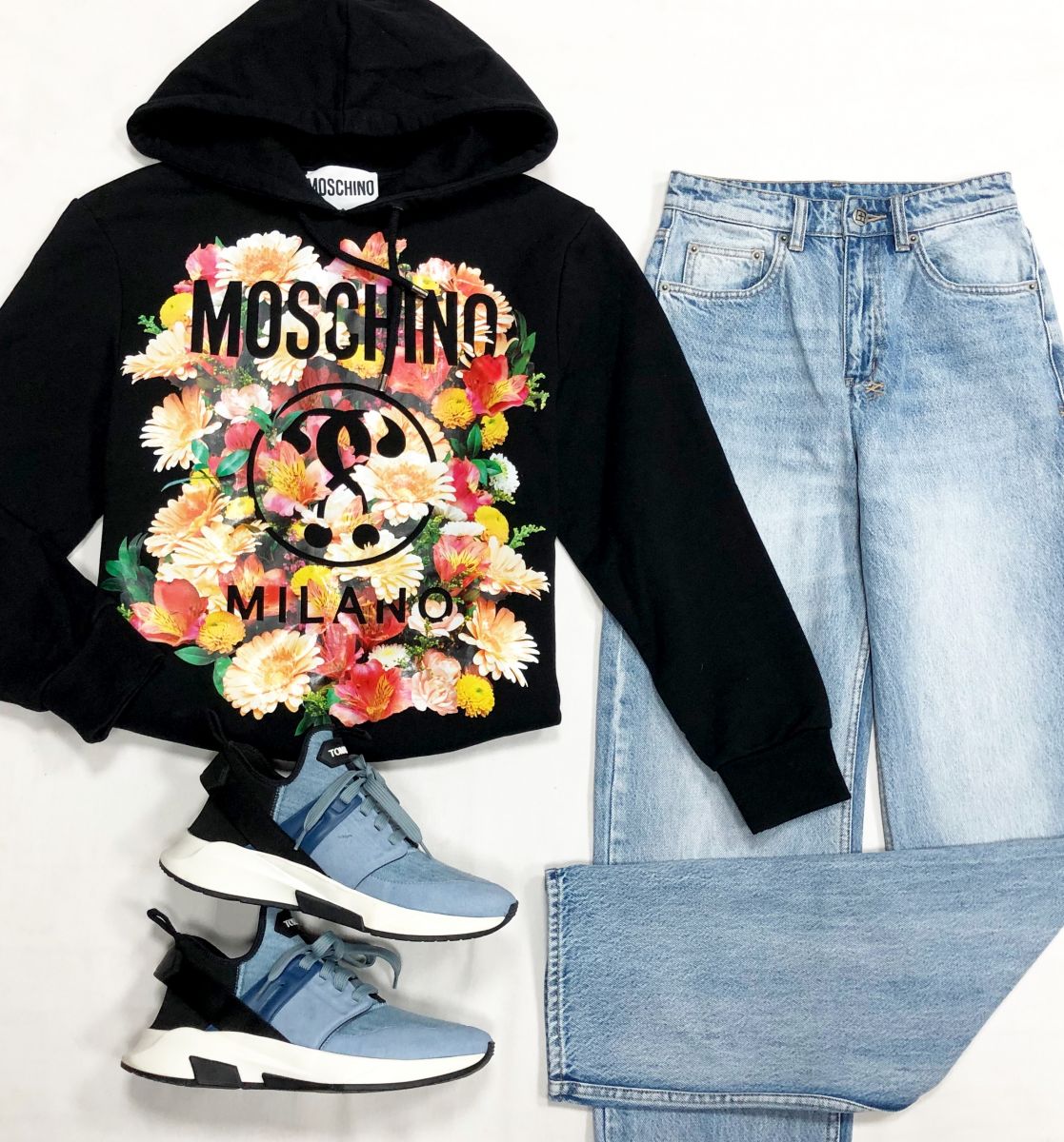 Толстовка Moschino размер 36 цена 6 262 руб
Джинсы размер 24 цена 15 655 руб
Кроссовки Tom Ford размер 39.5 цена 39 138 руб