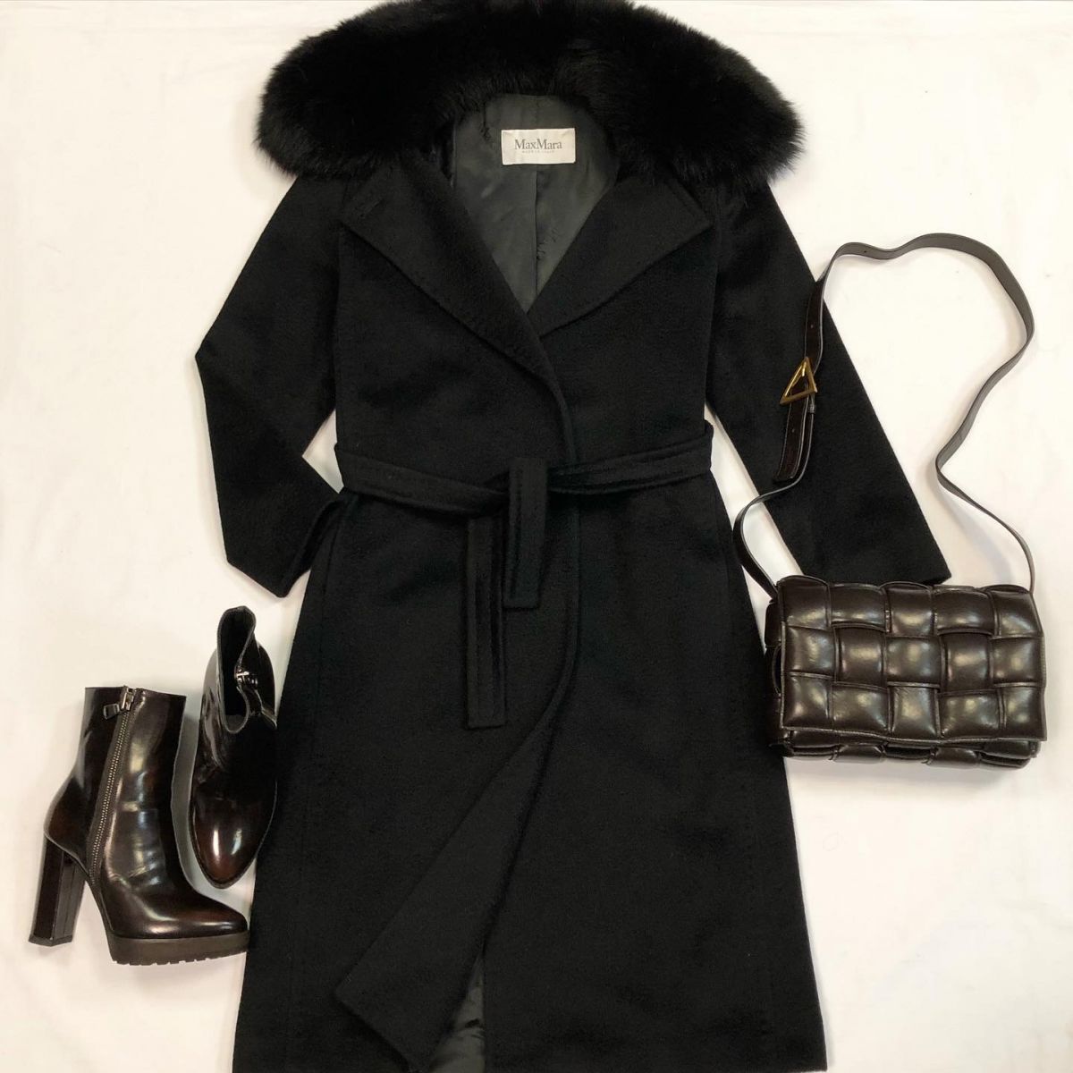 Пальто /кашемир/мех лисы/ Max Mara  размер 40/44 цена 30 770 руб Ботильоны BRUNELLO Cuccinelli размер 36.5 цена 23 078 руб Сумка Bottega Veneta 