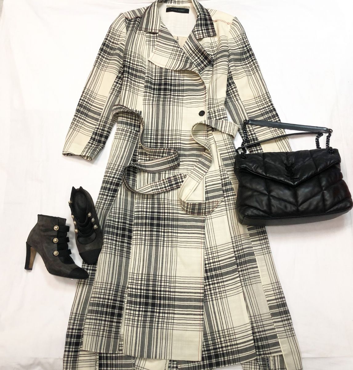 Пальто ROLAND MOURET размер 40/46 цена 23 078 руб 
Ботильоны CHANEL размер 37.5 цена 12 308 руб 
Сумка Saint Laurent