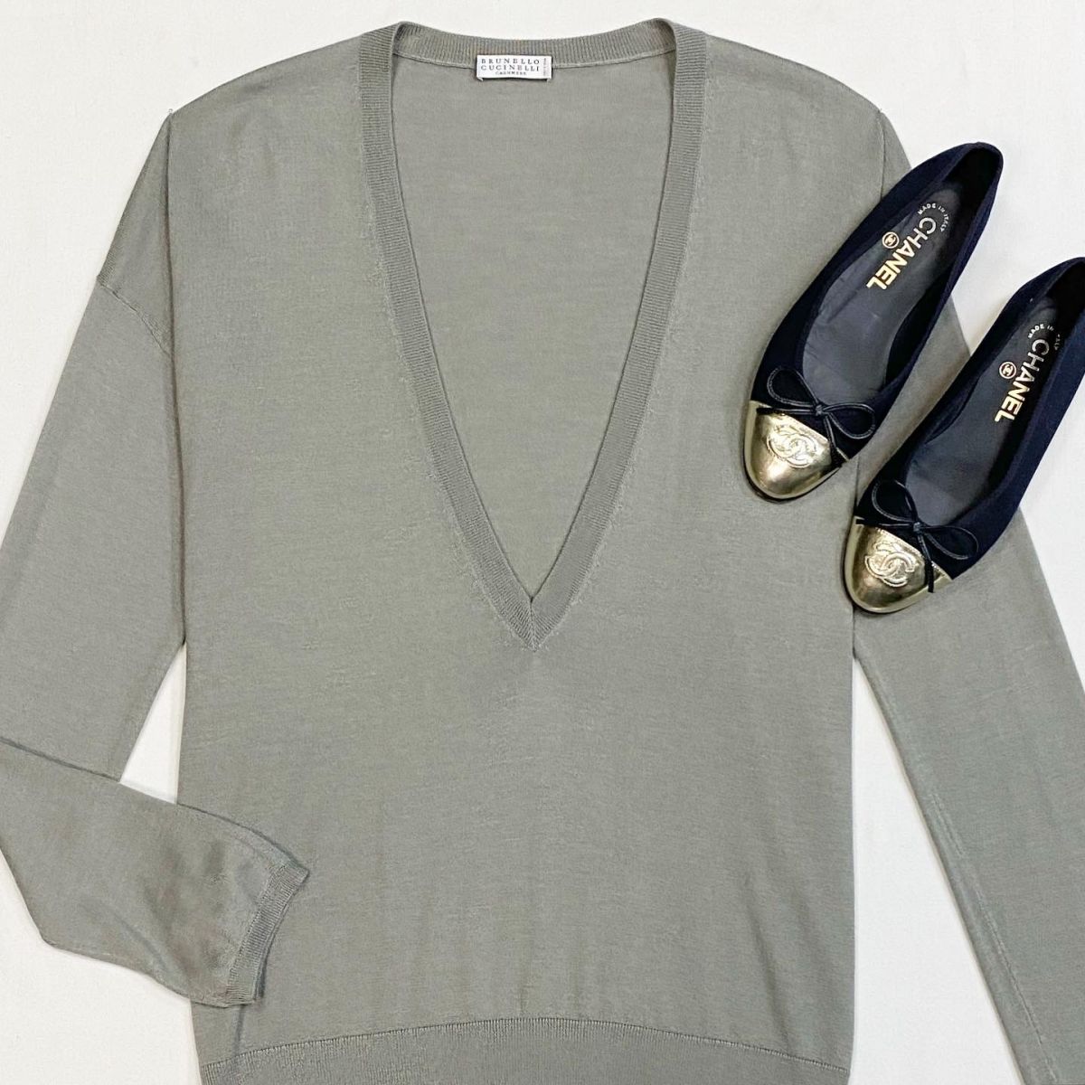 Кофта Brunello Cucinelli размер M цена 27 693 рубБалетки Chanel размер 35 цена 23 078 руб
