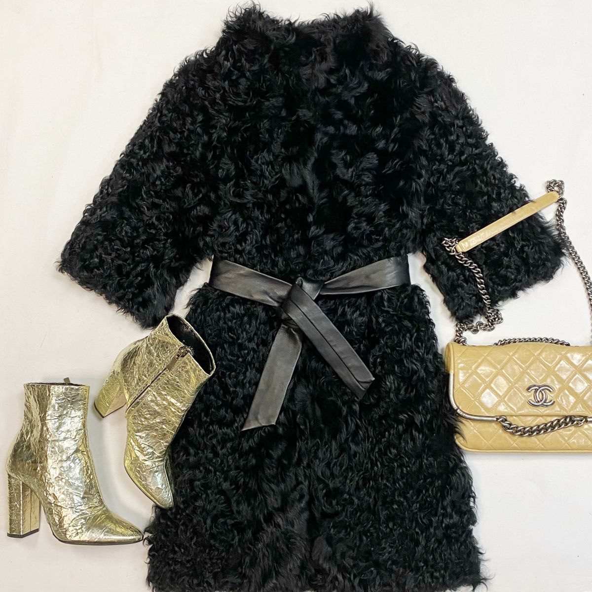 Шуба /козлик/ размер 42 цена 23 078 рубБотильоны Saint Laurent размер 38 цена 23 078 рубСумка Chanel