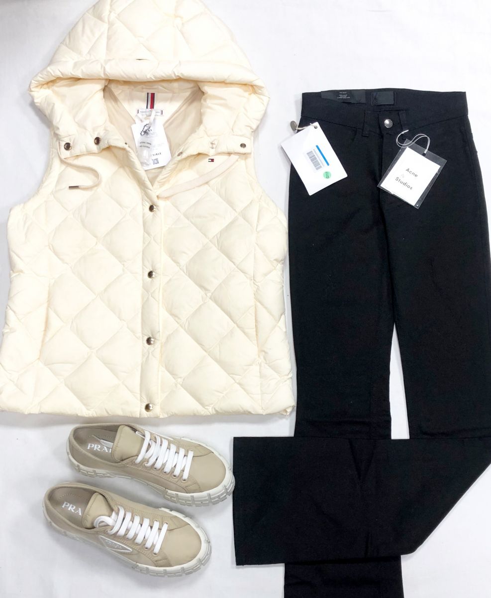 Джинсы Acne Studios размер 24 цена 10 959 руб
Жилет Tommy Hilfiger размер L цена 7 828 руб
Кеды Prada размер 40 цена 39 138 руб