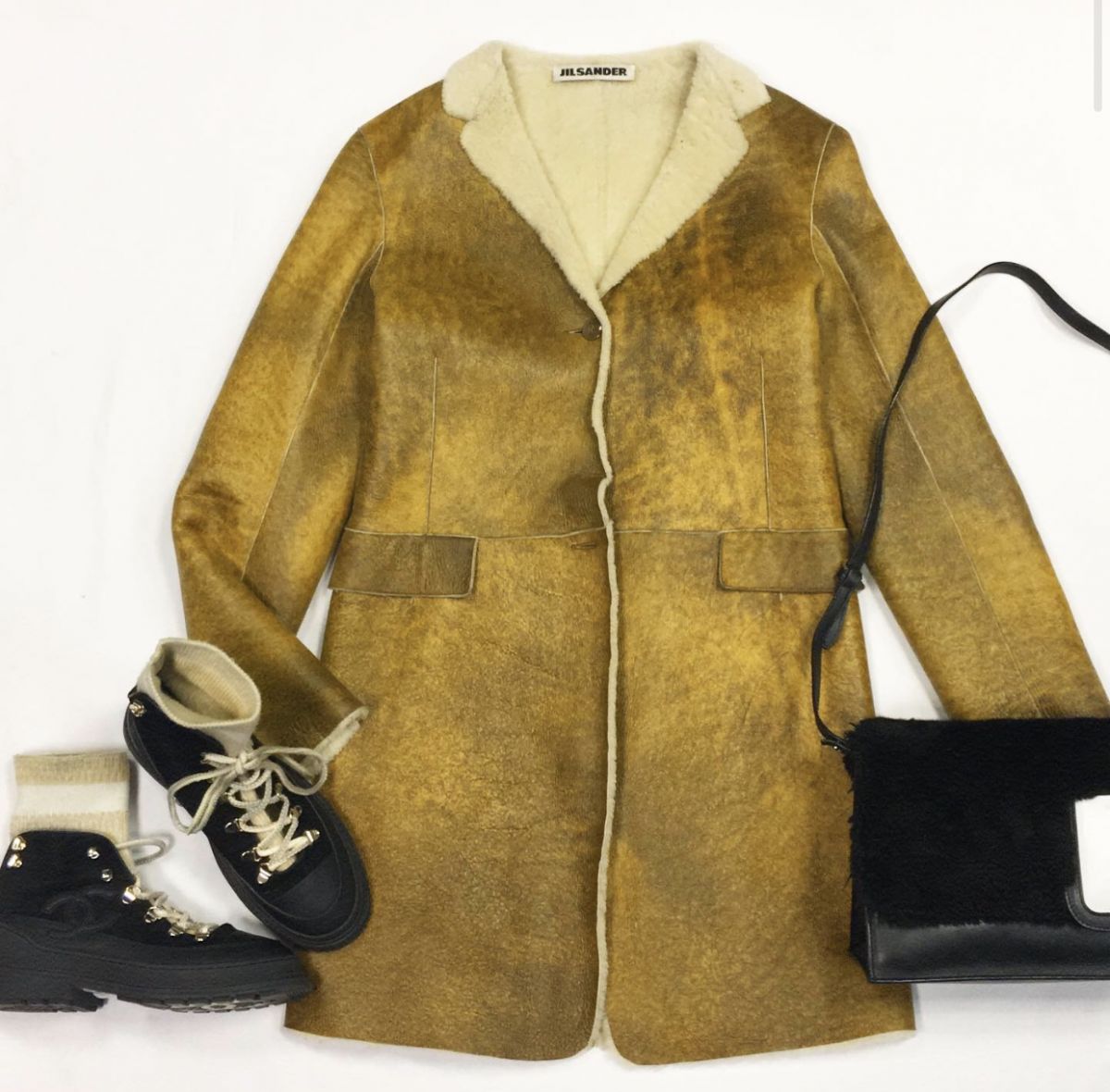 Дублёнка JILSANDER  размер 36 цена 23 077 рубБотинки CHANEL  размер 38 цена 38 463 рубСумка N 21