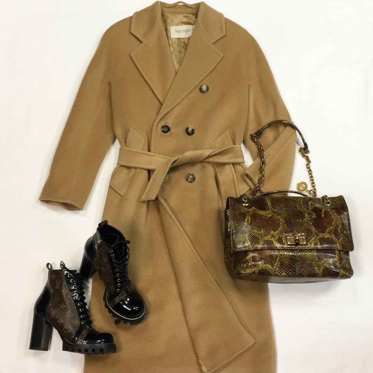 Пальто MAXMARA  размер 34 цена 61 540 рубБотинки LOUIS VUITTON  размер размер 39 цена 30 770 рубСумка LANVIN 