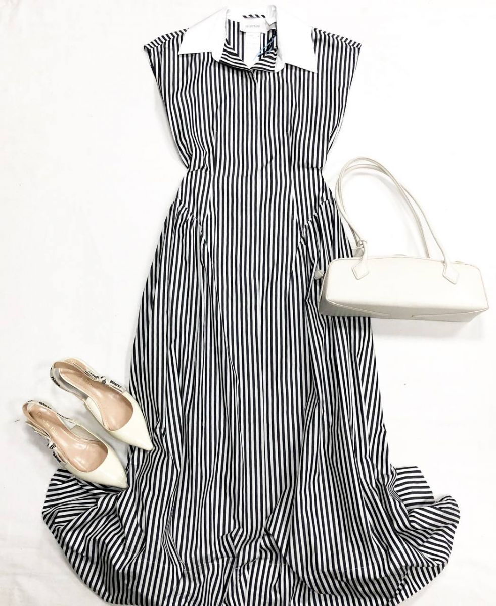 Платье Sportmax размер 42 цена 62 620 руб 
Балетки Christian Dior размер 37 цена 31 310 руб
Сумка Alaïa