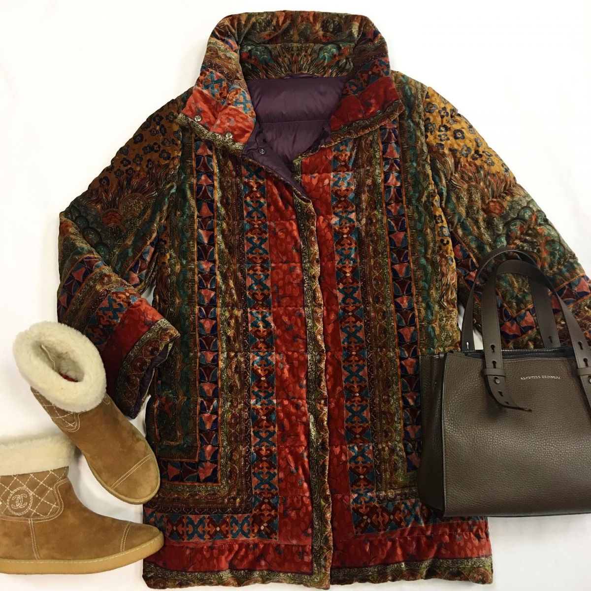 Пуховик Etro  размер 46 цена 46 155 руб Сапоги Chanel  размер 37 цена 23 078 руб Сумка BRUNELLO Cucinelli 