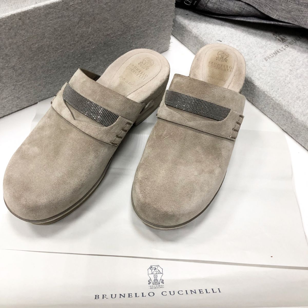 Сабо BRUNELLO CUCCINELLI размер 39 цена 39
138 руб /новые/