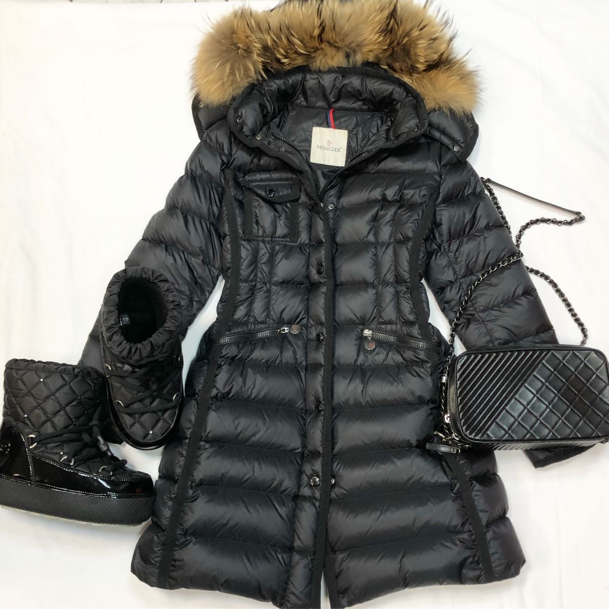 Пуховик MONCLER размер 1 цена 26 155 руб Луноходы BOGNER размер 38-39 цена 15 385 руб Сумка CHANEL
