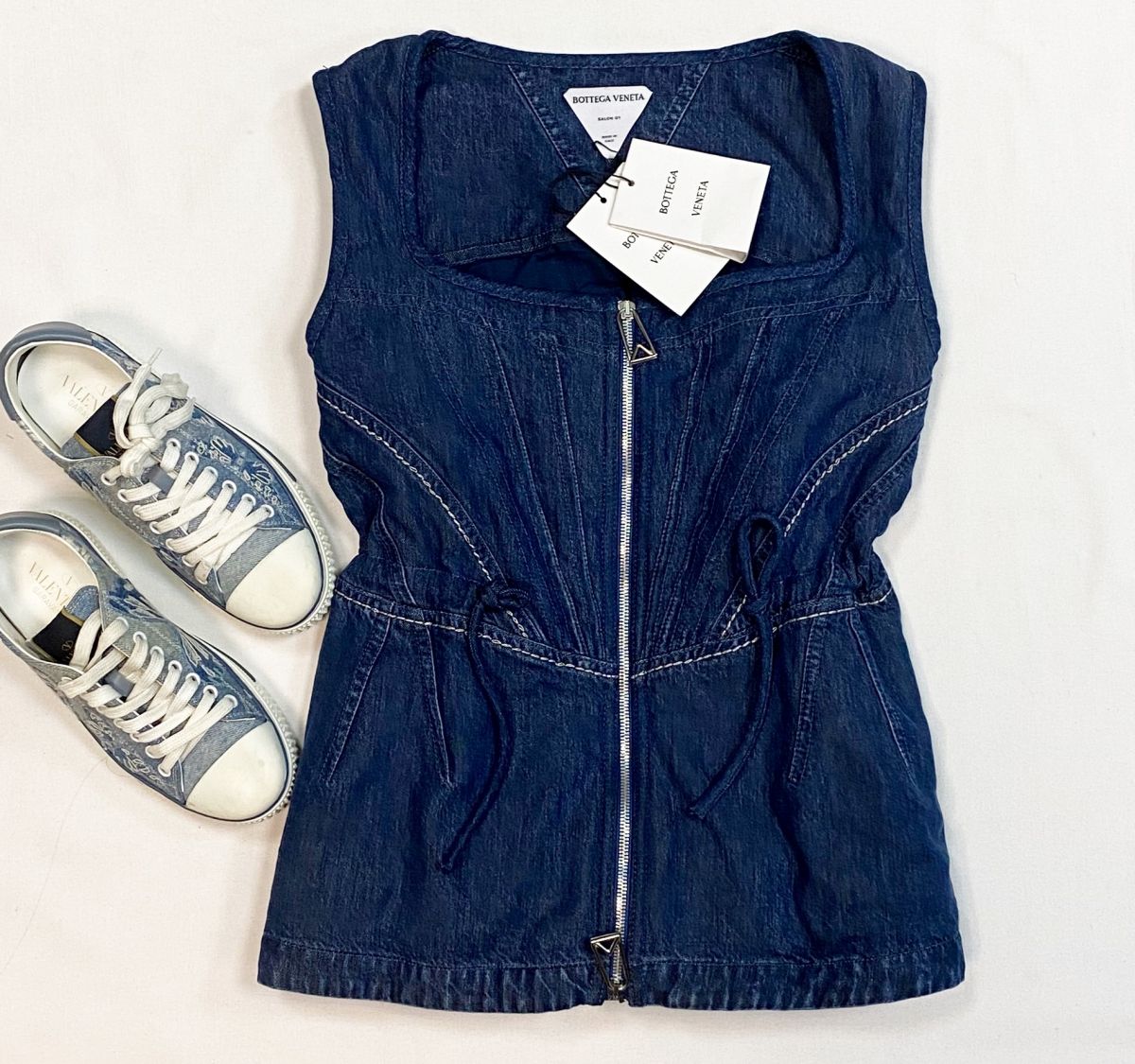 Жилет Bottega Veneta размер 42 цена 35 385 руб/с биркой/ 
Кеды Valentino размер 36.5 цена 23 078 руб 