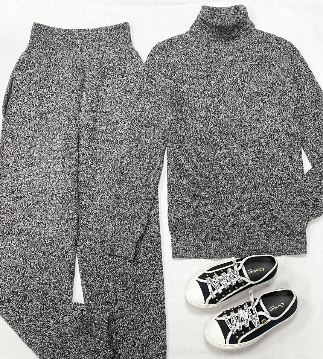 Костюм / свитер + брюки / Chloè размер XS цена 23 483 руб 
Кеды Saint Laurent размер 36.5 цена 46 965 руб