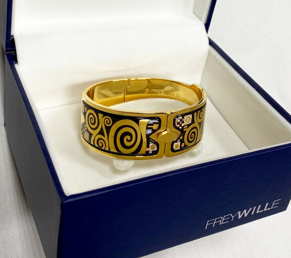 Браслет Frey Wille цена 23 483 руб