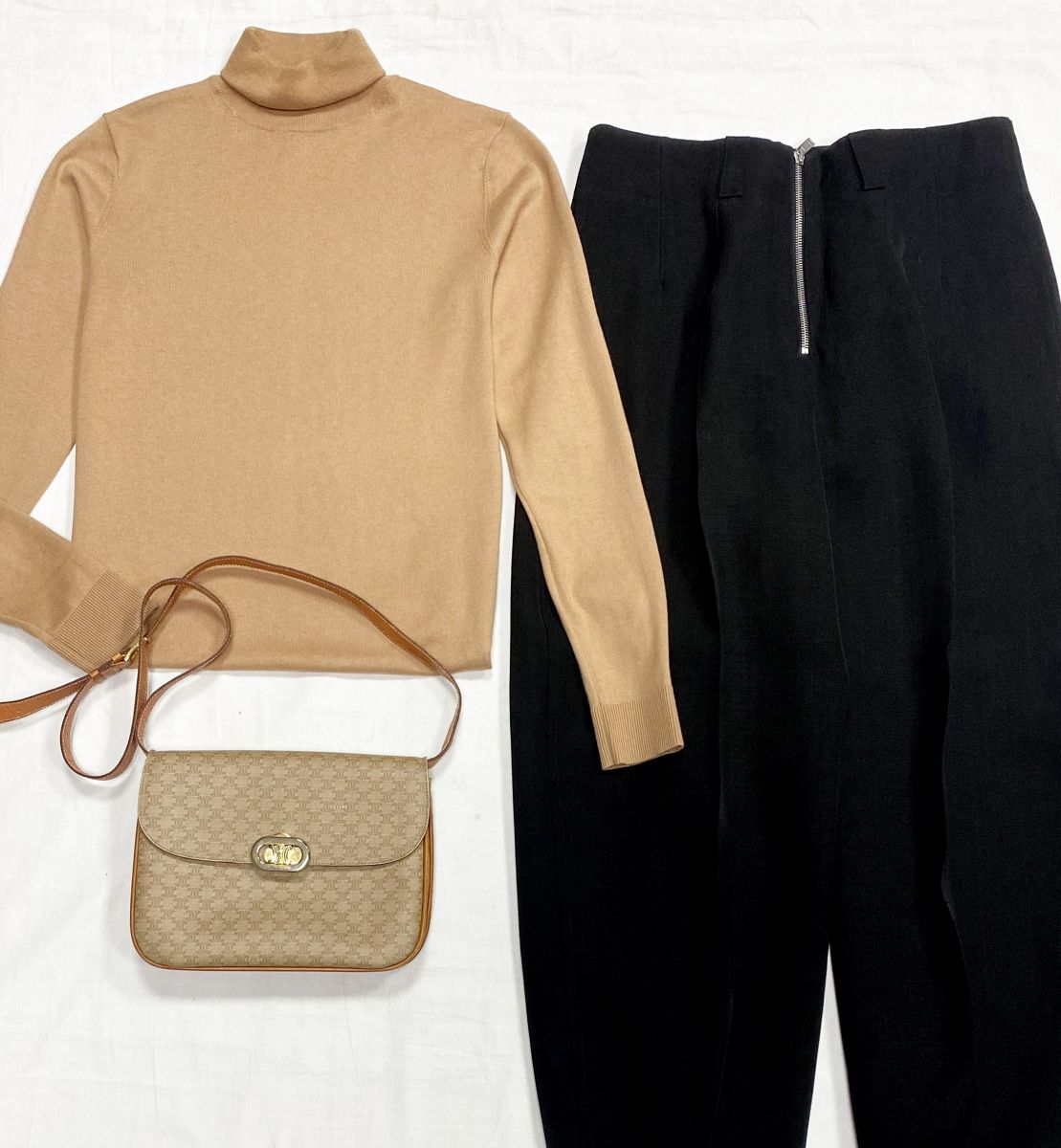 Брюки Jil Sander размер 36 цена 15 655 руб
Водолазка размер S цена 3 131 руб
Сумка Celine 