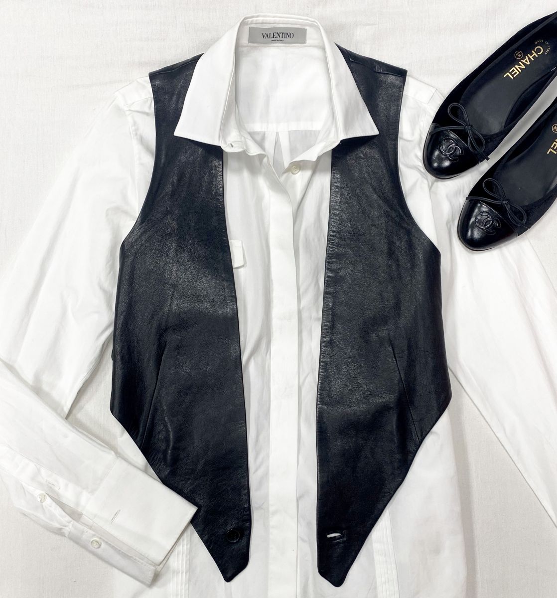 Жилет / кожа / Saint Laurent размер 44 цена 46 965 руб 
Блузка Valentino размер 42 цена 10 959 руб 
Балетки Chanel размер 36.5 цена 23 483 руб