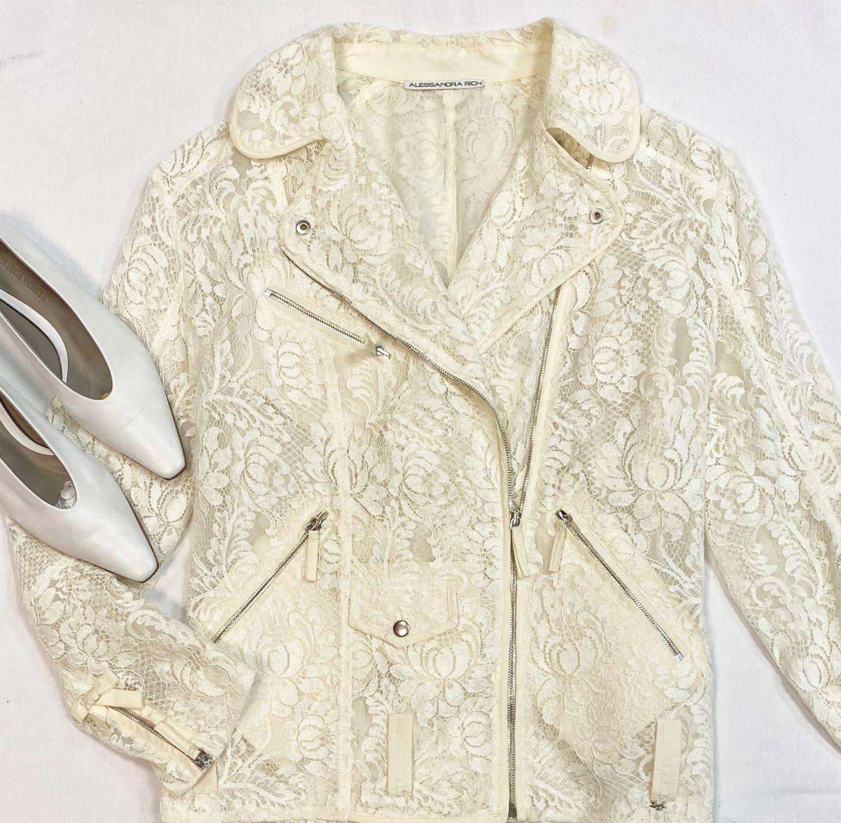 Куртка Alessandra Rich размер 40 цена 23 078 руб
Балетки Bottega Veneta размер 37.5 цена 23 078 руб 
