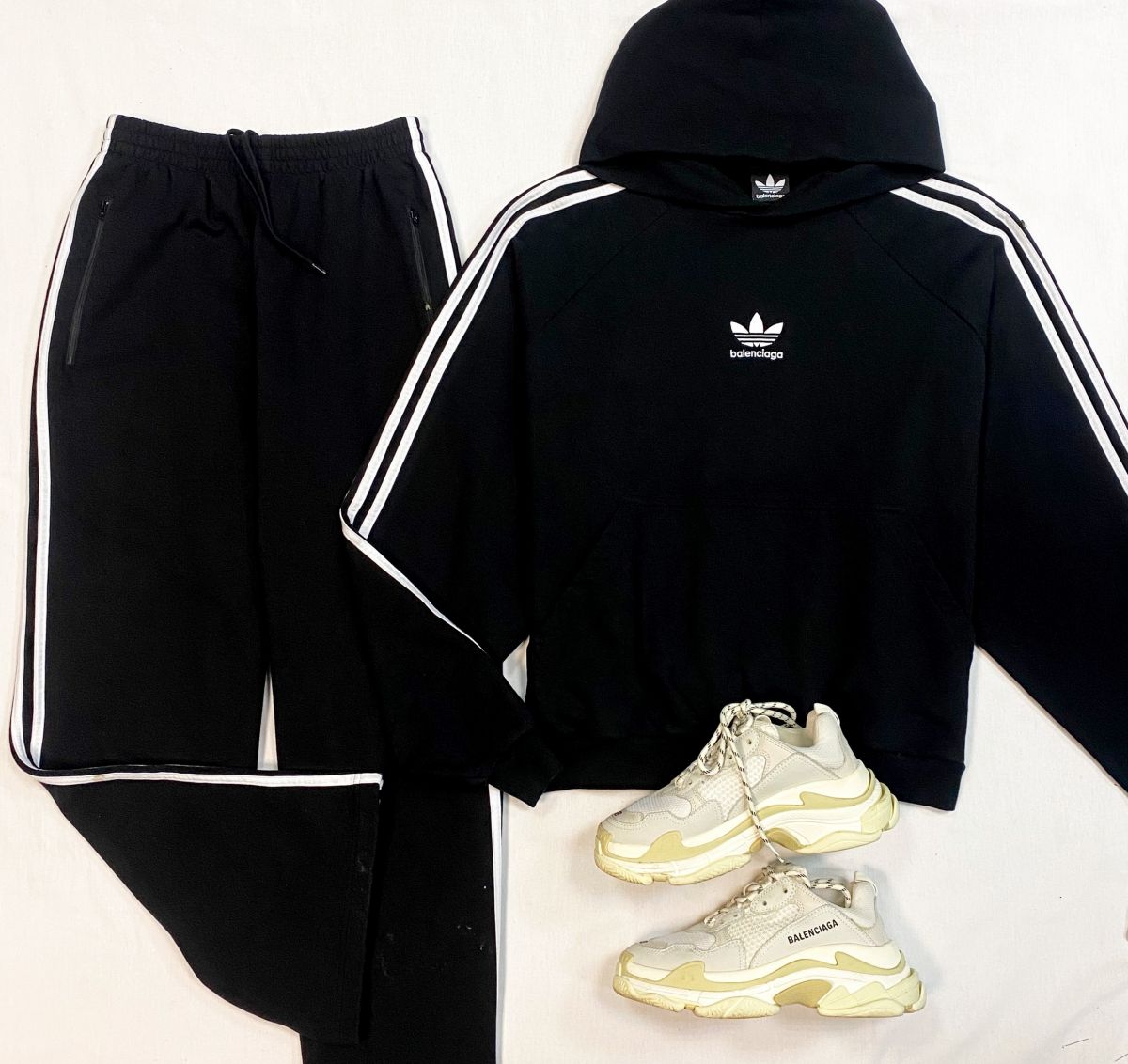 Костюм Balenciaga размер L цена 76 925 руб
Кроссовки Balenciaga размер 38 цена 23 078 руб 