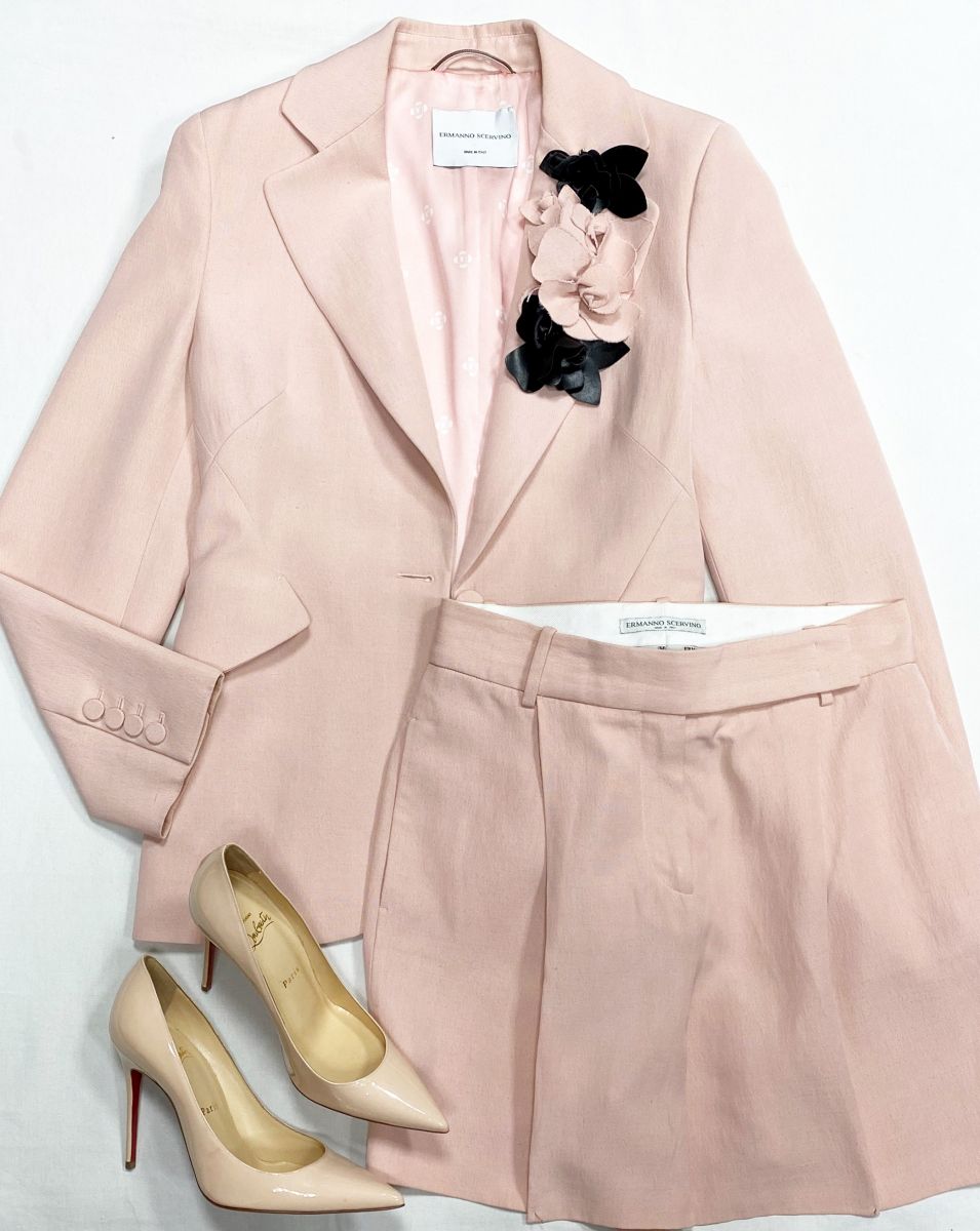 Костюм Ermanno Scervino размер 44 цена 62 620 руб
Туфли Louboutin размер 38.5 цена 23 483 руб