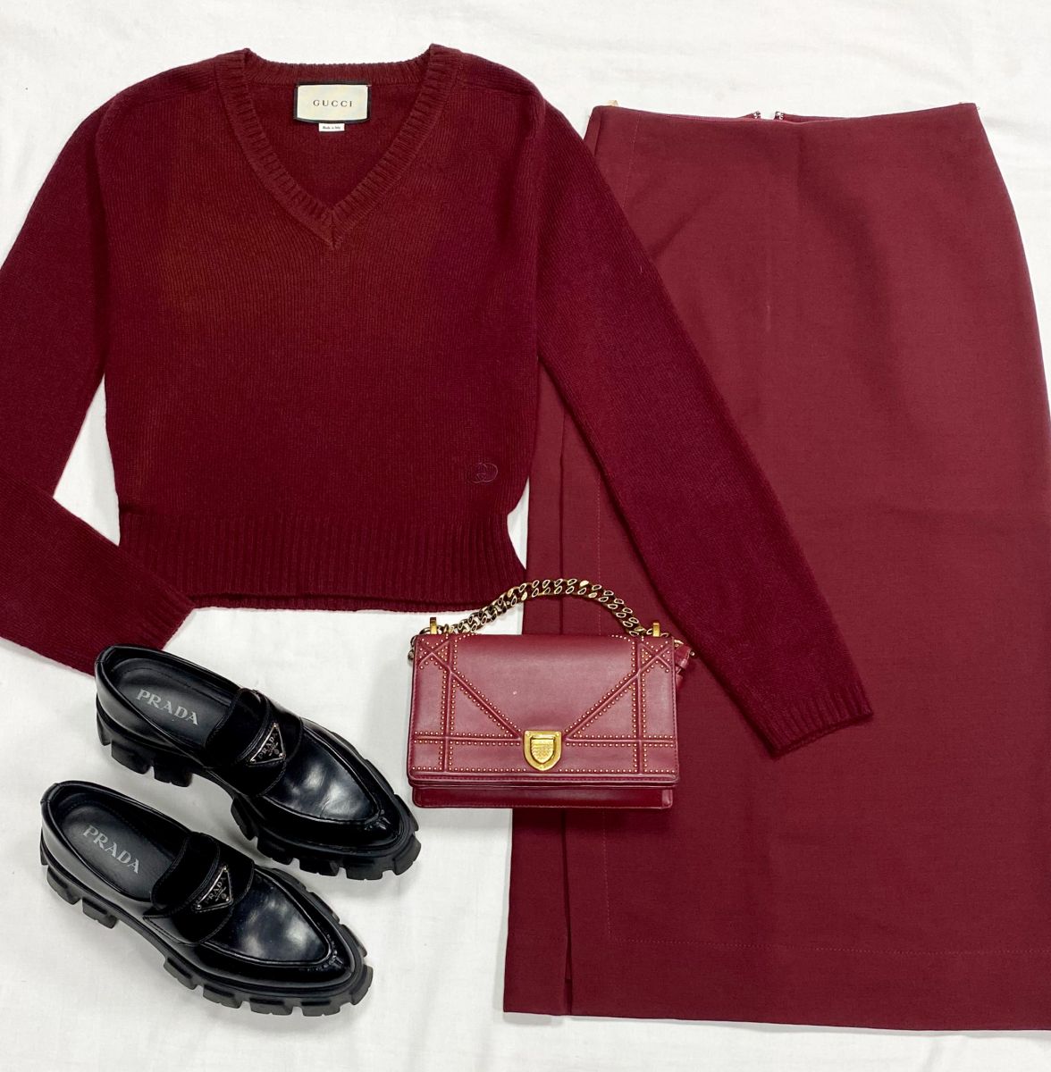 Кофта Gucci размер S цена 18 786
Руб
Юбка Valentino размер 38 цена 10 959 руб
Лоферы Prada размер 37.5 цена 23 483 руб
Сумка Christian Dior 
